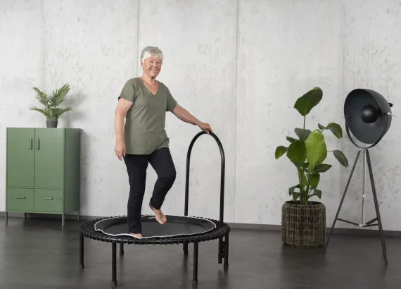 Frau ü50 auf Minitrampolin