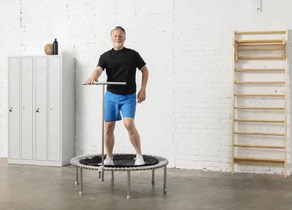 Mann ü50 auf dem Minitrampolin