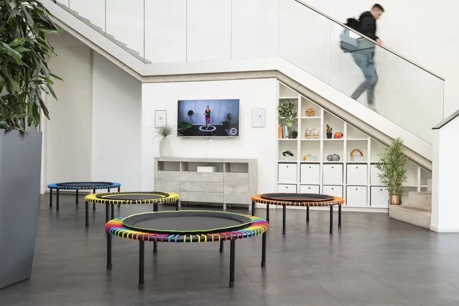 sportstudio-mit-minitrampolinen
